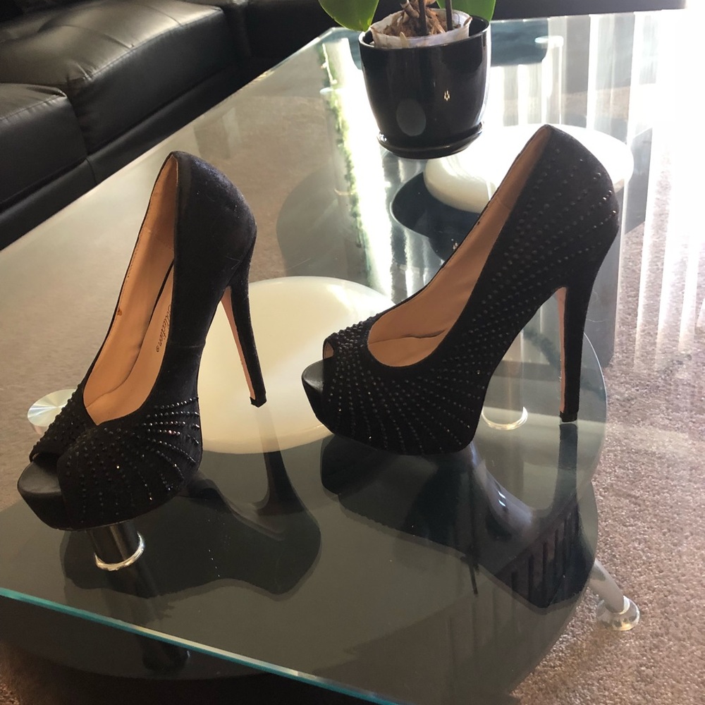 Black pumps size 5